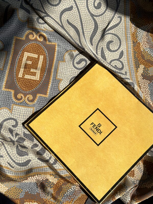 Vintage Carrè Fendi 100% Seta
