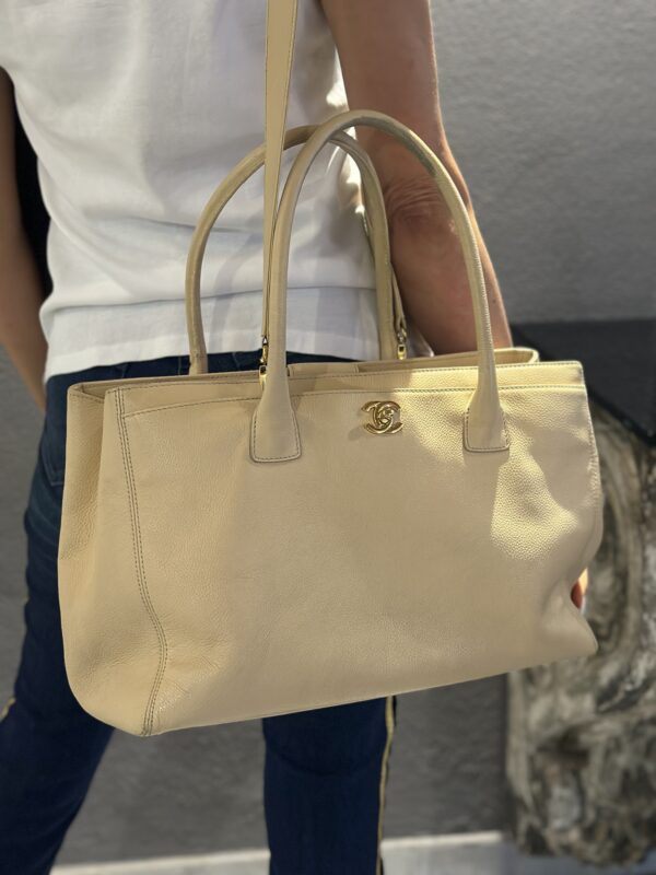Chanel Caviar Executive Bag (2010/2011) loop