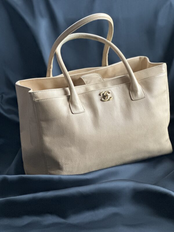 Chanel Caviar Executive Bag (2010/2011) loop