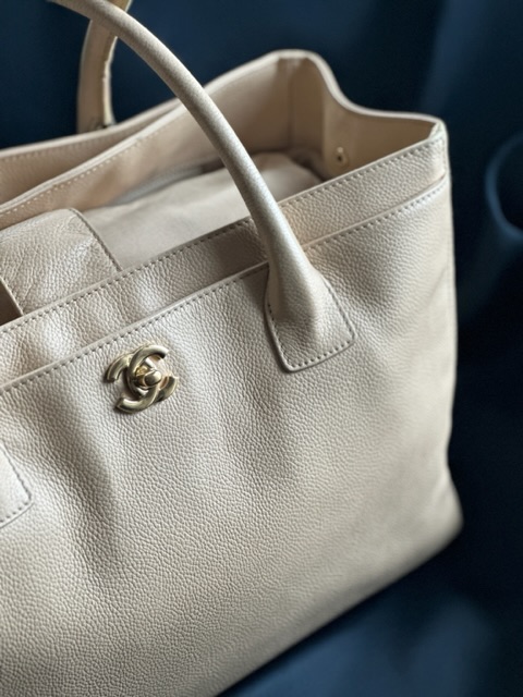 Chanel Caviar Executive Bag (2010/2011) loop