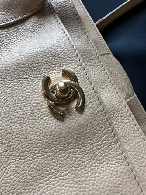 Chanel Caviar Executive Bag (2010/2011) loop