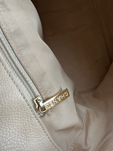 Chanel Caviar Executive Bag (2010/2011) loop