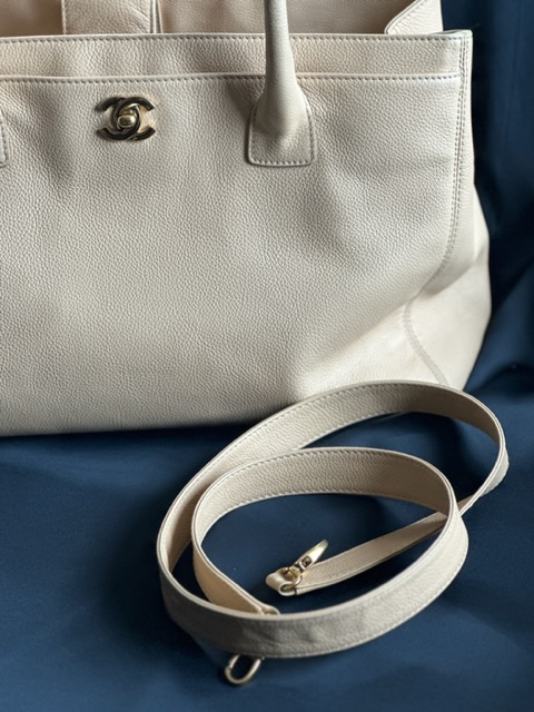 Chanel Caviar Executive Bag (2010/2011) loop