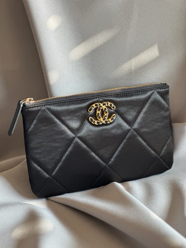Pochette Chanel 19 in Satin (2021)