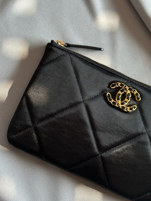 Pochette Chanel 19 in Satin (2021)