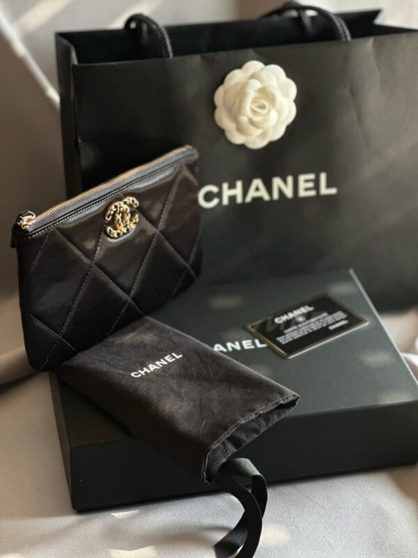 Pochette Chanel 19 in Satin (2021)