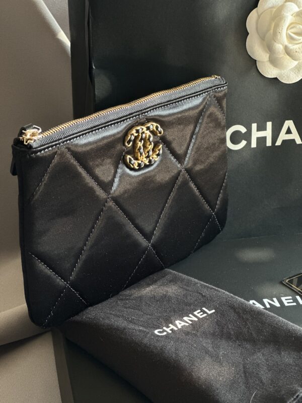 Pochette Chanel 19 in Satin (2021)