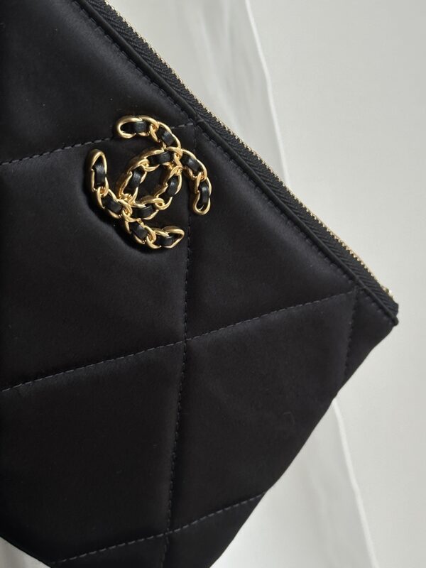 Pochette Chanel 19 in Satin (2021)