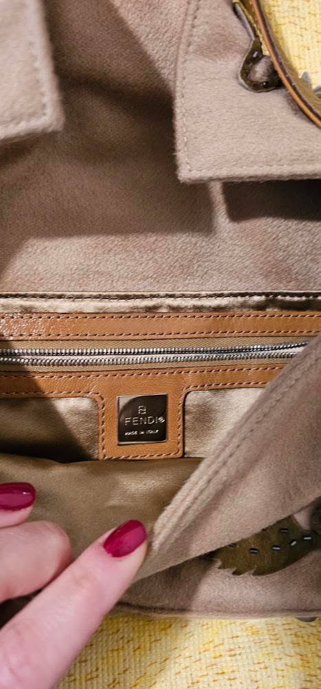 91e548c8-0488-47b2-9e55-97d0c6ba532b Fendi Embroidered Cachemire Baguette