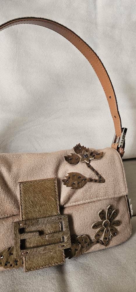 e9e21dc0-6a4b-43ea-8140-970245872a74 Fendi Embroidered Cachemire Baguette