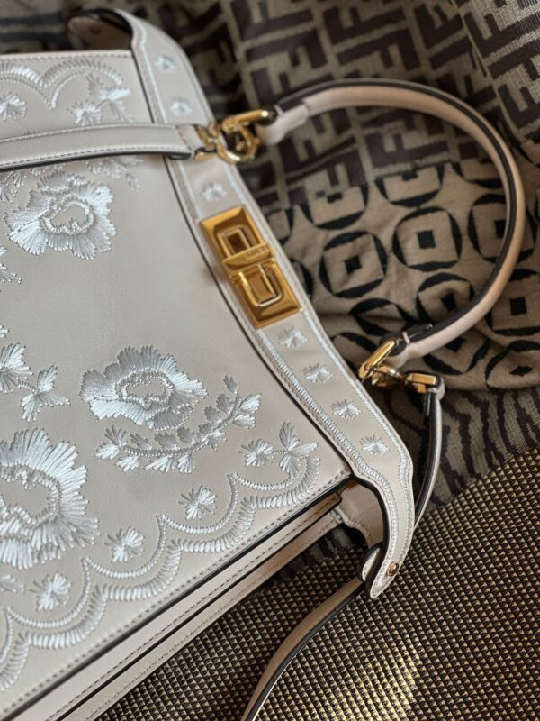 img_3047 Fendi Peekaboo ISeeU Medium White Embroidery (2023)